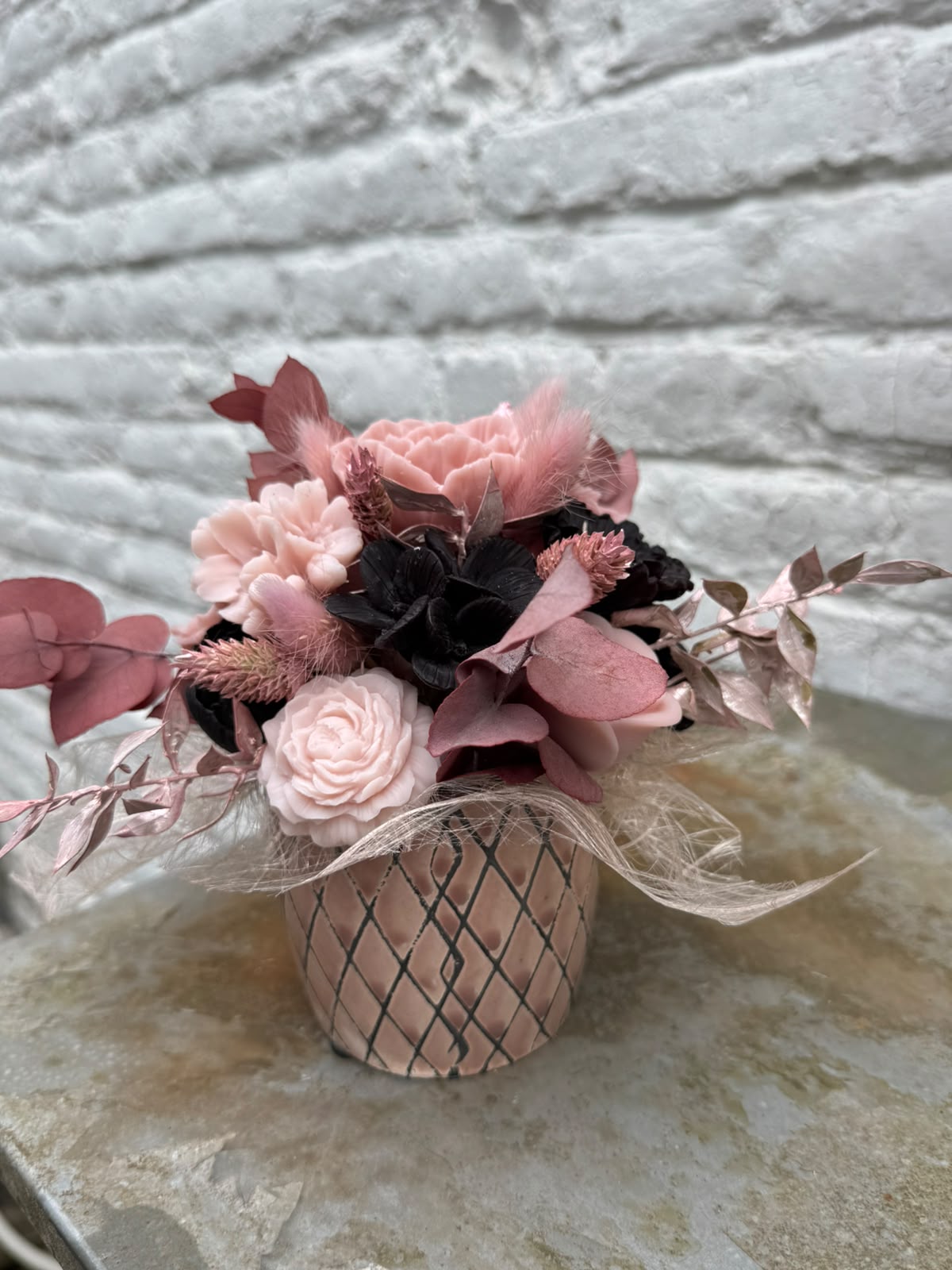Bloemenboeket van sojawas - zwart & roos, medium